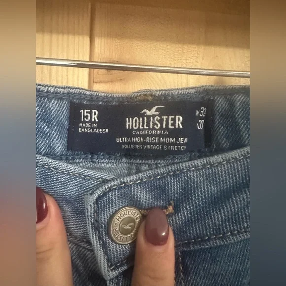 Hollister Ultra High Rise Mom Jean Women 32 Medium Wash Floral Embroidery Summer - Picture 3 of 3